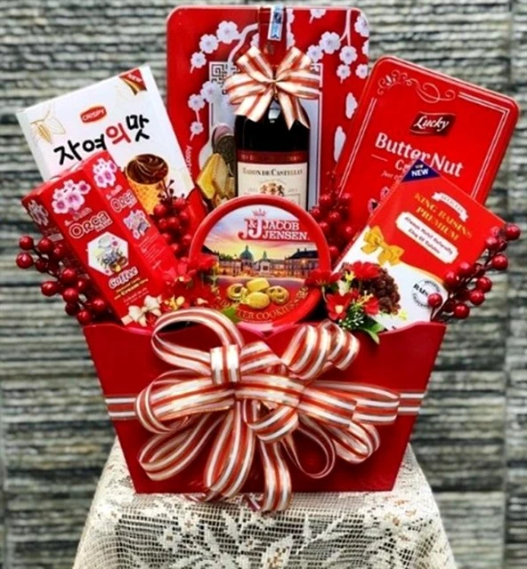 Affordable Tet gift baskets are popular for Tet (Lunar New Year) 2025. (Photo: VNA)