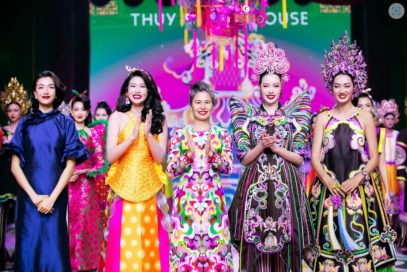 Designer Thuy Nguyen (centre) and models at the show (Photo: VietnamPlus)