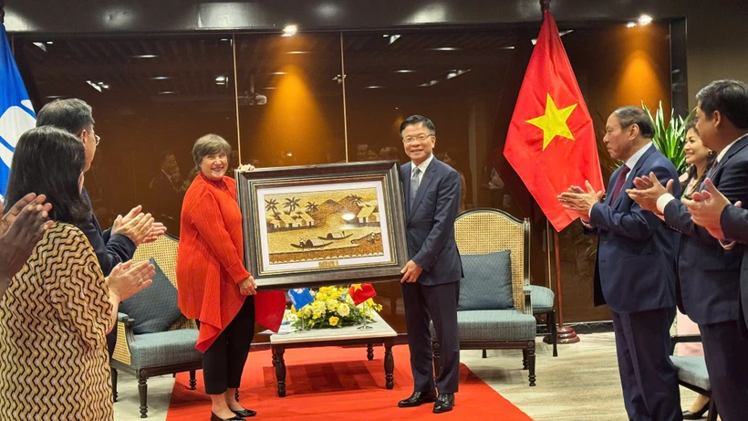 Deputy Prime Minister Le Thanh Long (right) presents gifts to UN Tourism representatives. (Photo: VietnamPlus)