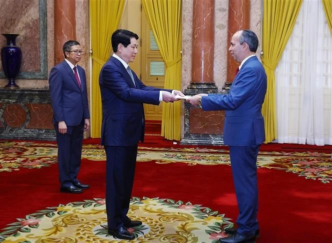 State President Luong Cuong receives credentials from Cuban Ambassador Rogelio Polanco Fuentes. (Photo: VNA)