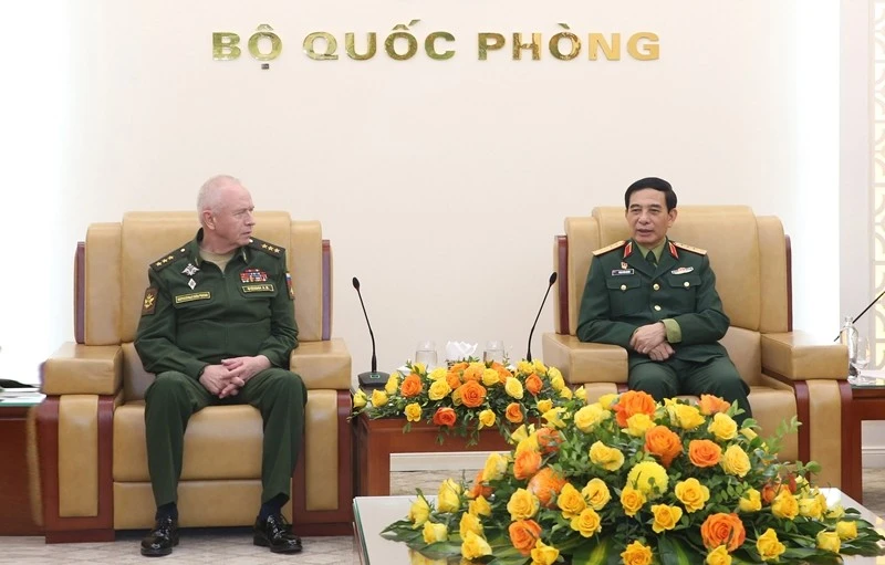 Minister of National Defence Gen. Phan Van Giang (R) and Russian Deputy Minister of National Defence Sen. Lieut. Gen. Alexander Vasilyevich Fomin at their meeting in Hanoi on December 26 (Photo: VNA)