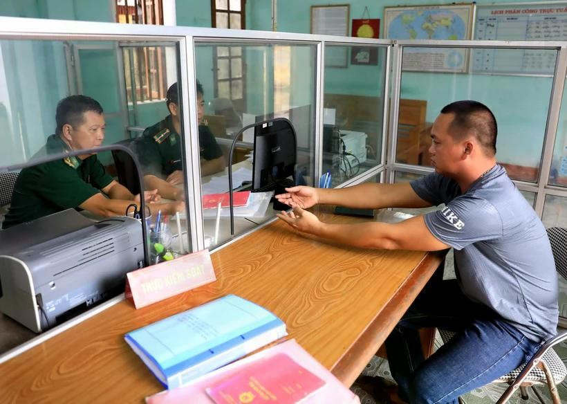 A fisherman completes import and export procedures at Diem Dien Port Border Guard Station in Thai Thuy district, Thai Binh province (Photo: VNA)