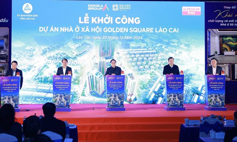 Prime Minister Pham Minh Chinh (C) attends the groundbreaking ceremony of the Golden Square Lao Cai social housing project. (Photo: VNA)