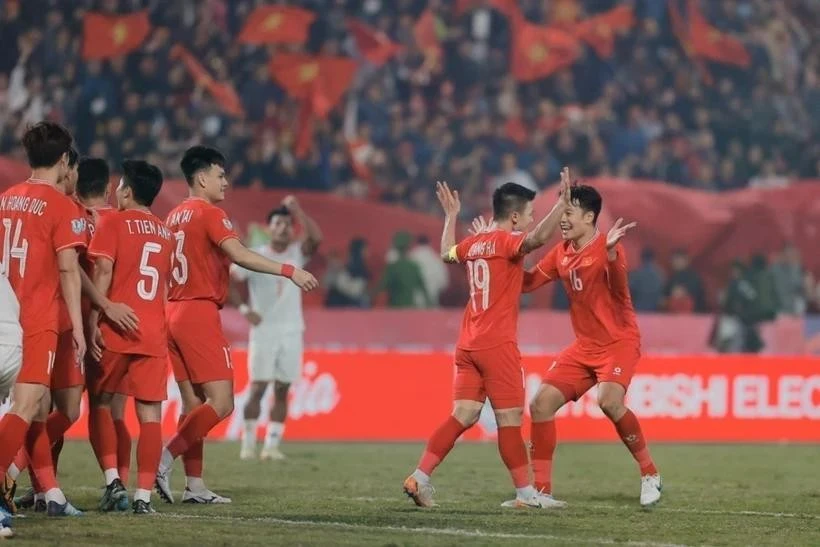 Vietnam (red) defeat Myanmar 5-0 on December 21 to advance to the ASEAN Cup semi-finals. (Photo: VNA)