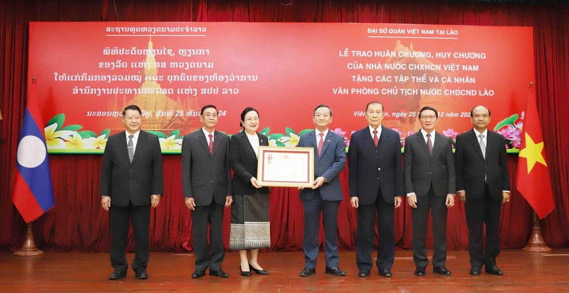 Vietnamese Ambassador to Laos Nguyen Minh Tam presents the first-class Independence Order to the Lao Presidential Office. (Photo: VNA)