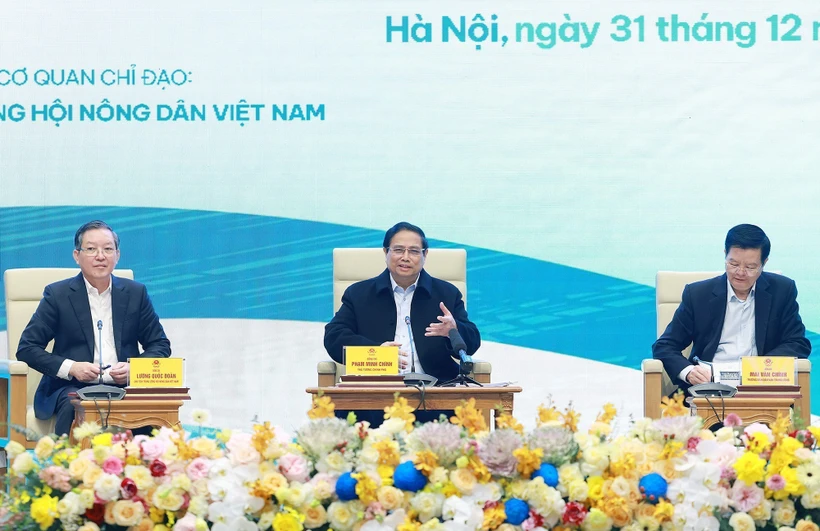 Prime Minister Pham Minh Chinh (C) chairs the dialogue with farmers. (Photo: VNA)