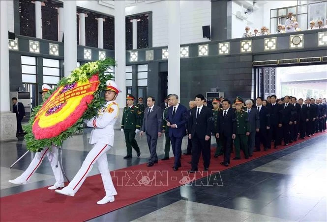 A delegation of the Party Central Committee, led by Party General Secretary To Lam, pays tribute to General Nguyen Quyet. (Photo: VNA)