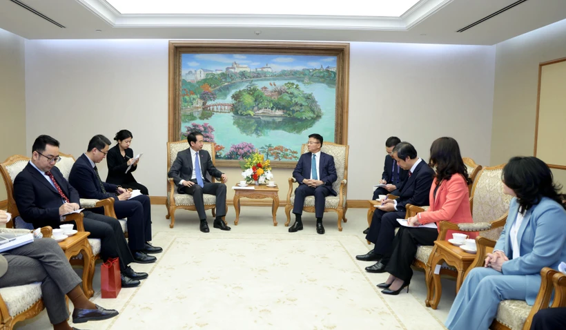 Deputy Prime Minister Le Thanh Long (R) receives Chinese Ambassador to Vietnam He Wei in Hanoi on December 25. (Photo: VNA)