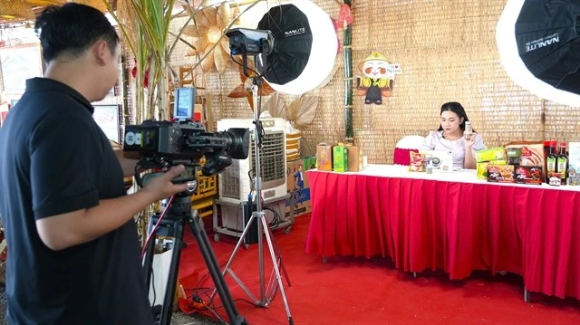 Behind the scene of a livestream session. Sellers from manufactures to distributors and retailers are pushing up livestreaming with hope to increase revenue as Tet (Lunar New Year) holidays are coming near. (Photo: VNA)