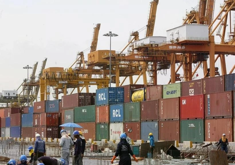 Goods are loaded at a port in Bangkok, Thailand. (Photo: AFP/VNA)