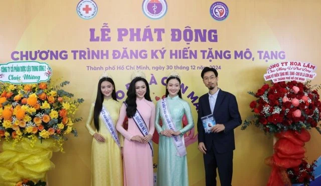 Artists register as an organ donor at the campaign “Giving is forever” organised by the Ministry of Health in collaboration with the HCM City People’s Committee and the Vietnam Tissue and Organ Donation Advocacy Association on December 30. (Photo: VNA)