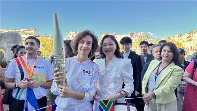 UNESCO Director-General Audrey Azoulay and Ambassador Nguyen Thi Van Anh, Permanent Representative of Vietnam to UNESCO, at a ceremony welcoming the Paralympic Torch at the UNESCO headquarters. (Photo: VNA)