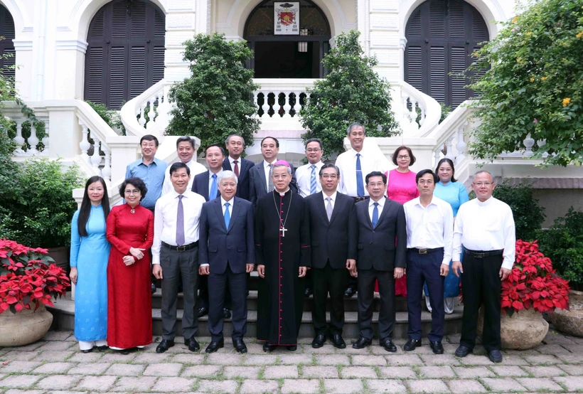 Do Van Chien, Politburo member, Secretary of the Party Central Committee and President of the Vietnam Fatherland Front (VFF) Central Committee (fourth from left, first row) and Nguyen Nang, Archbishop of the Ho Chi Minh City Archdiocese and President of the Catholic Bishops’ Conference of Vietnam (fifth from left, first row) pose for a photo with others. (Photo: VNA)