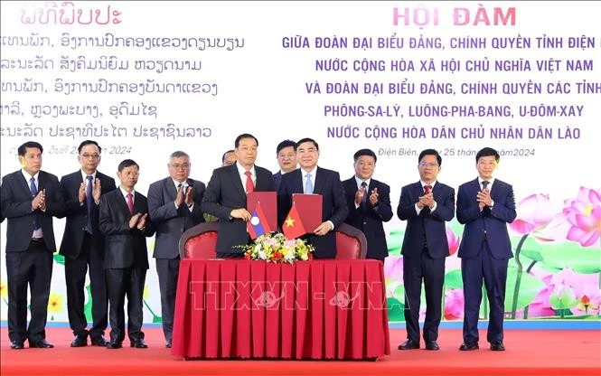 Representatives of Dien Bien and Phongsali provinces sign a cooperation agreement at the talks on December 25, 2024 in Dien Bien city. (Photo: VNA)