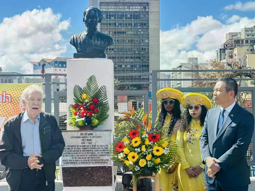 Venezuela – Vietnam Friendship Association President Carolus Wimmer (left) speaks at the ceremony. (Photo: dangcongsan.org.vn) 