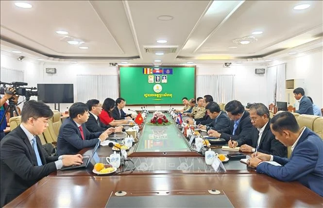 The meeting between the delegation of the Vietnamese Ministry of Foreign Affairs led by its Deputy Minister Le Thi Thu Hang and Governor of Preah Sihanouk province Mang Sineth. (Photo: VNA)