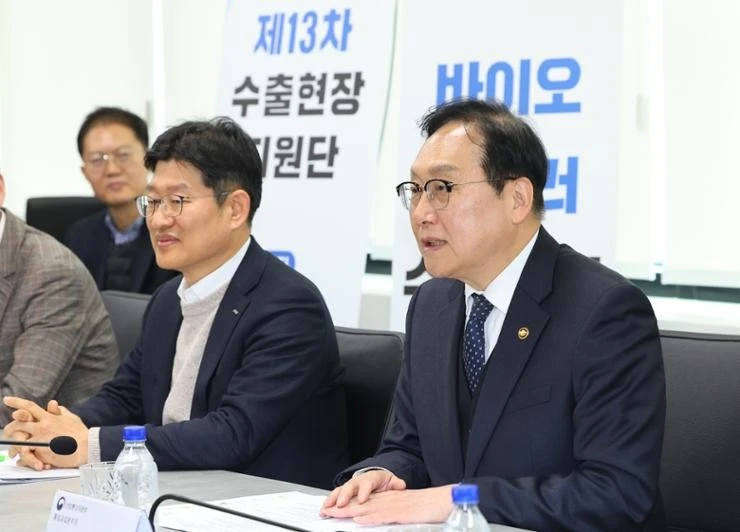 Trade Minister Cheong In-kyo, right, speaks during a meeting in Incheon on December 20. (Photo: Yonhap)