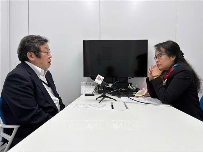 Hisanori Nei, Professor Emeritus of the National Graduate Institute for Policy Studies of Japan (L), provides an assessment of Vietnam's policy on nuclear power development as a stable energy source. (Photo: VNA)