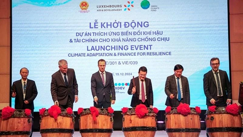 Delegates beat drums to launch the two climate adaptation projects (Photo: nhandan.vn)