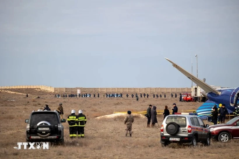 At the scene of the plane crash (Photo: Xinhua)