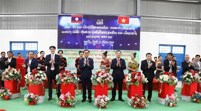 Delegates at the inauguration ceremony of the Dakcheung district Sports Complex in Sekong (Photo: VNA)