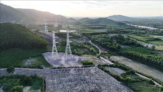 500kV circuit-3 transmission line section in Ha Tinh province (Photo: VNA)