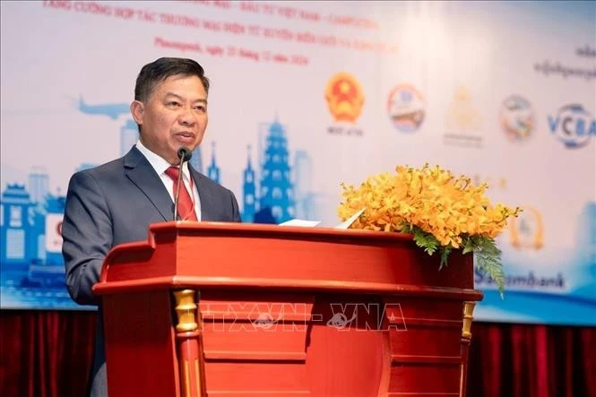 Vietnam’s Ambassador to Cambodia Nguyen Huy Tang addresses the forum (Photo: VNA)