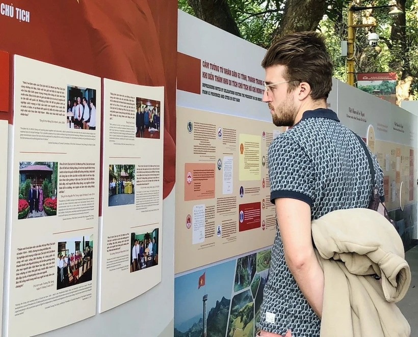 A visitor at the exhibition (Photo: VNA)