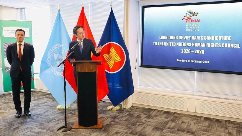 Deputy Minister of Foreign Affairs Do Hung Viet (R) at the launching ceremony of Vietnam's candidature for re-election to the UNHRC for the 2026-2028 tenure. (Photo: VNA)