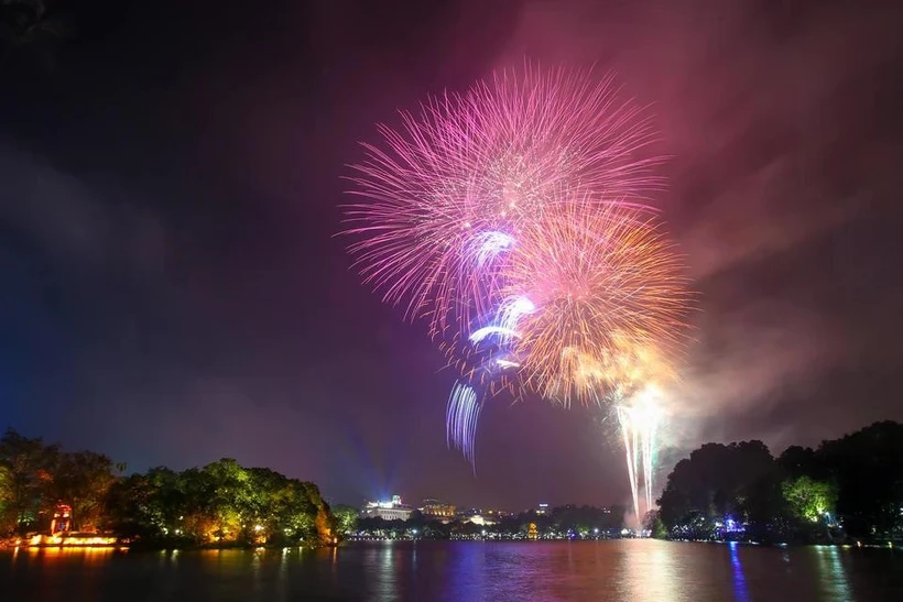 A high-altitude firework display on Hoan Kiem Lake (Photo: VNA)