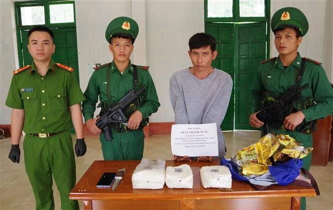 Authorities in the Central Highlands province of Kon Tum have arrested Tran Thanh Tung for transporting approximately 3 kilograms of drugs from Laos to Vietnam (Photo: VNA)