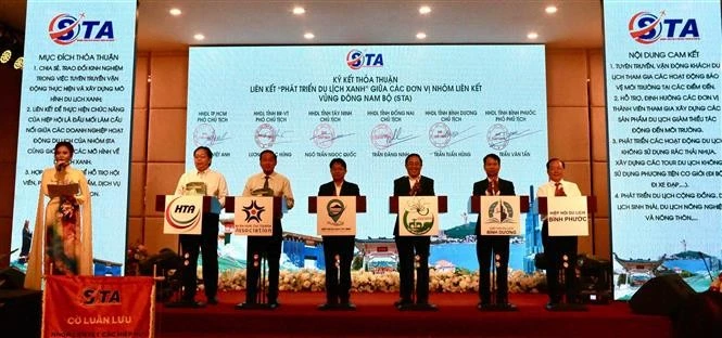 Representatives of Ho Chi Minh City, and Dong Nai, Ba Ria - Vung Tau, Binh Duong, Binh Phuoc and Tay Ninh provinces sign an agreement on cooperation in developing green tourism. (Photo: VNA)