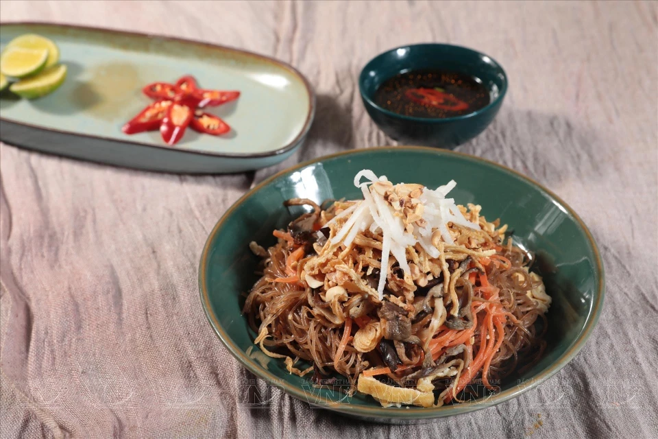 The vegan black vermicelli salad is both delicious and healthy. (Photo: VNP/VNA)