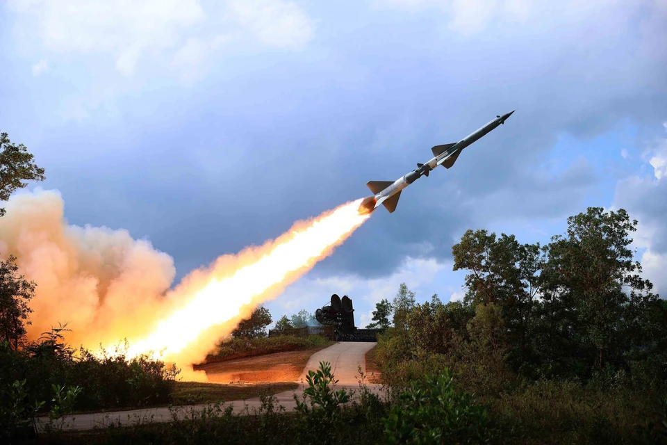 An S-75M3 missile of the Air Defence Division 363 leaves the launch pad during a live-fire exercise in 2024. (Photo: VNA)