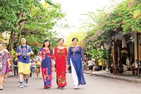 Tourists visit Hoi An ancient city, Quang Nam province. (Photo: nhandan.vn)