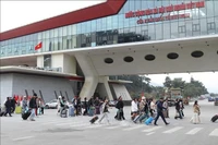 Passengers pass through the Huu Nghi International Border Gate in Lang Son province. (Photo: VNA)