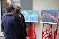 Foreigners contemplate photos at the exhibition (Photo: VNA)