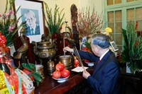 Party General Secretary To Lam offers incense in tribute to late Party General Le Duan. (Photo: VNA)
