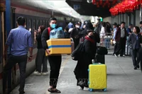 People return to Hanoi to prepare for the first working day of the Lunar New Year at Hanoi Railway Station. (Photo: VNA)