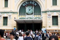 The Central Post Office in Ho Chi Minh City draws a large number of visitors during the five-day break. (Photo: VNA)