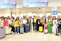Visitors on Vietravel's tours to the Middle East arrive safely at Noi Bai International Airport on March 4. (Photo: nhandan.vn) 