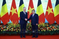 Prime Minister Pham Minh Chinh (R) welcomes visiting Belgian King Philippe in Hanoi on April 1 (Photo: VNA)
