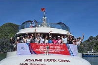 The guests pose for a group photo as part of their trip around Lan Ha Bay in Hai Phong on July 17. (Photo: VNA)