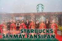 The ribbon-cutting ceremony marked the official operation of the highest Starbucks store in Asia. (Sun Group)