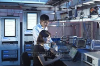 Dr. Tran Dang Bao An with a colleague at the UK’s National Physical Laboratory. (Photo: VNA)