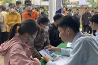 Young people attent a job fair (Photo: VNA)