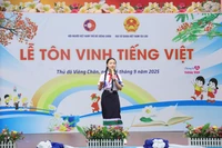 A student from Nguyen Du Lao-Vietnamese bilingual school participates in a story-telling competition in Vietnamese with the theme "Vinh Moc Tunnel - Quang Tri, where life is immortal" (Photo: VNA)