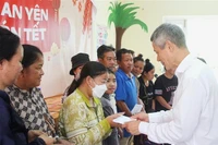 Vietnamese Ambassador to Cambodia Nguyen Minh Vu presents gifts to Vietnamese-oigin people in Cambodia (Photo: VNA)