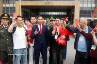 Vice Chairman of the Quang Ninh provincial People’s Committee Vu Van Dien welcomes first international tourists entering Vietnam through the Mong Cai International Border Gate on February 17 - the first day of the Lunar New Year (Tet) 2026 – the Year of the Horse. (Photo: VNA)