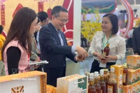 Chief representative Ozasa Haruhiko (centre) of the JETRO Office in Hanoi visits a booth at the first Glorious Spring Fair on February 6. (Photo: VNA)
